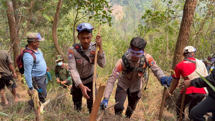 *Gerak Cepat Polres Nganjuk dan Tim Gabungan Jinakkan Api, Karhutla di Gunung Wilis Padam*