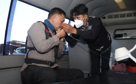 Polres Malang Libatkan Tim Dokkes, Menjaga Napas Para Penjinak Api Karhutla di Lereng Bromo